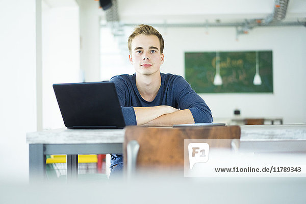 Portrait eines Studenten mit Laptop in einem Coffee-Shop