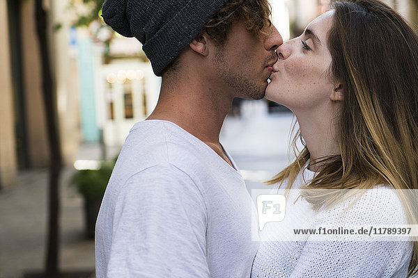 Junges Paar  das sich in der Stadt küsst