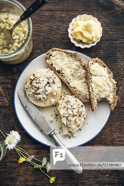 Scheiben Roggenbrot  Harzer Roller Käse mit Zwiebeln und Kümmel auf dem Teller