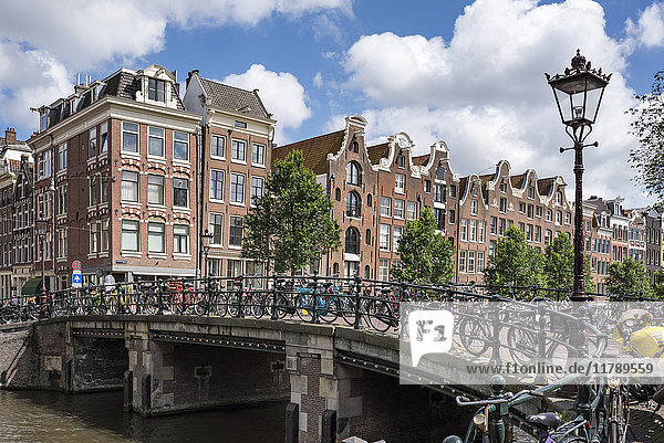 Niederlande  Amsterdam  Stadtkanalbrücke in der Altstadt