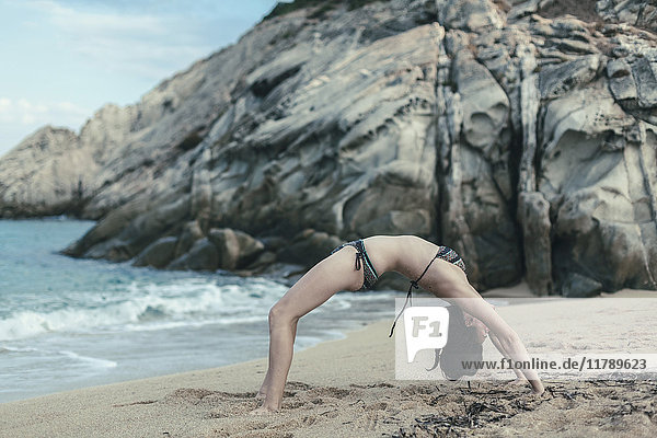 Griechenland  Chalkidiki  junge Frau beim Yoga am Strand
