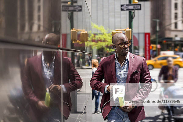 USA  New York City  Manhattan  stilvoller Geschäftsmann unterwegs