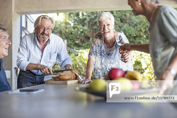 Zwei Seniorenpaare beim gemeinsamen Vergnügen auf der Terrasse