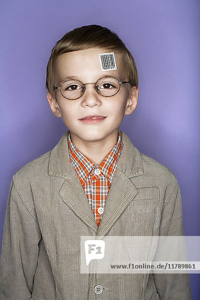 Portrait des Jungen mit Barcode-Etikett auf der Stirn