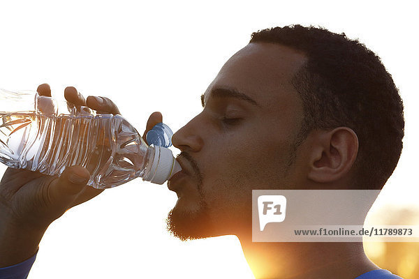 Sportler Trinkwasser aus der Flasche