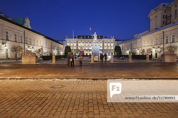 Polen  Warschau  Präsidentenpalast bei Nacht in der Straße Krakowskie Przedmiescie
