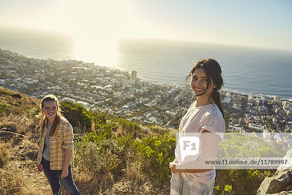 Südafrika,  Kapstadt,  Signal Hill,  zwei junge Frauen beim Wandern über die Stadt