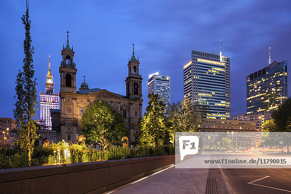 Polen  Warschau  Stadtzentrum  Nachtskyline mit Allerheiligenkirche und Wolkenkratzern  Stadtkern