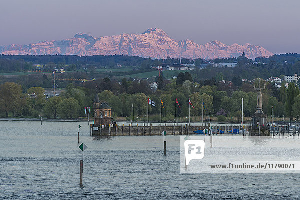 Deutschland  Konstanz  Blick zur Hafeneinfahrt mit Schweizer Alpen im Hintergrund