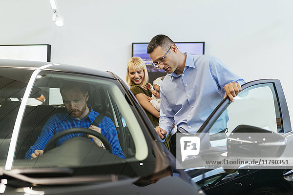 Familientreffen Verkäufer von Familienfahrzeugen im Autohaus