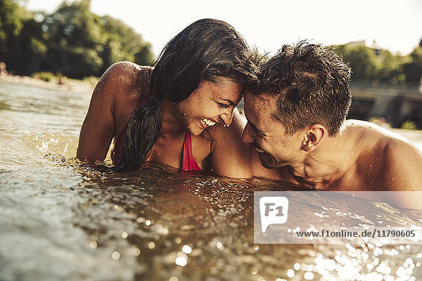 Glückliches Paar beim Baden im Fluss