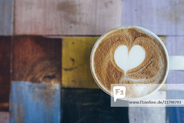 Tasse Kaffee mit Milchschaum  Nahaufnahme
