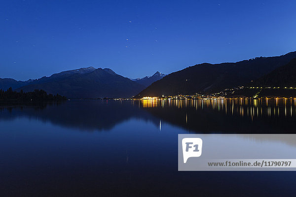 Österreich  Salzburger Land  Zell am See  Zeller See und Bergpanorama bei Nacht