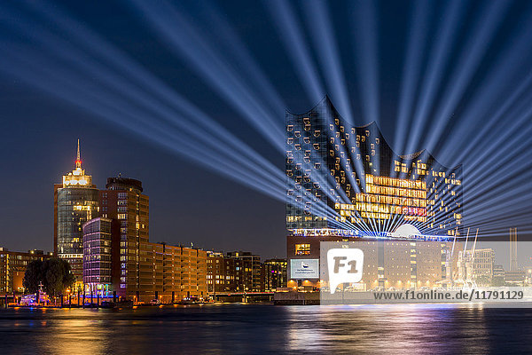 Deutschland  Hamburg  Elbphilharmonie mit Lasershow
