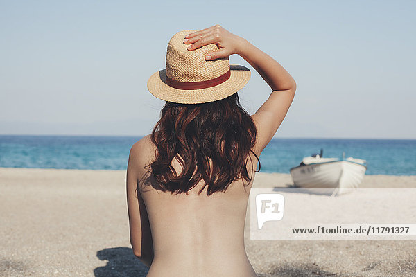 Griechenland  junge Frau am Strand mit Blick aufs Meer
