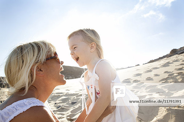 Spanien  Fuerteventura  glückliche Mutter mit Tochter am Strand