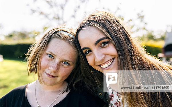 Porträt von zwei lächelnden Mädchen im Freien