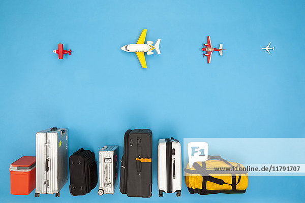 Gepäckreihe mit Flugzeugen