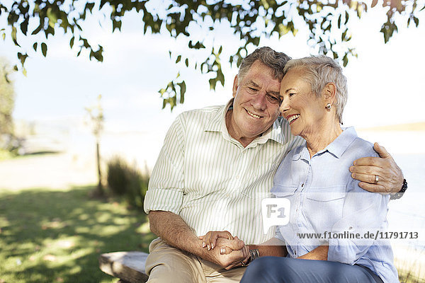 Glückliches Seniorenpaar im Garten