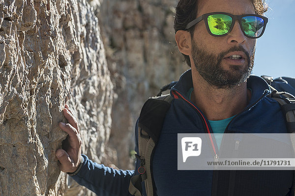 Italien  Dolomiten  Mittlerer Erwachsener mit Sonnenbrille in den Bergen