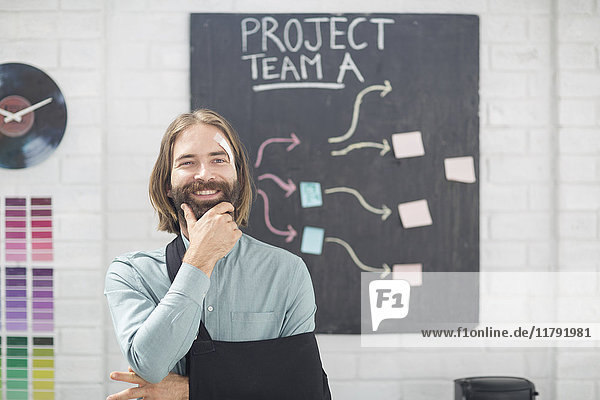 Büroangestellter denkt an Teamprojekt