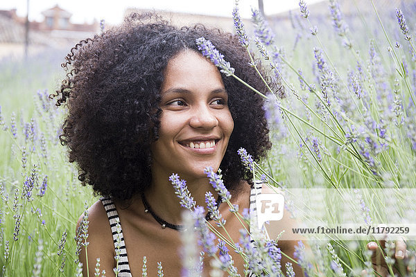 Porträt einer glücklichen Frau im Lavendelfeld