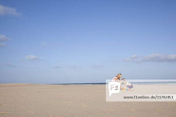 Spanien  Fuerteventura  Mutter und Tochter spielen am Strand