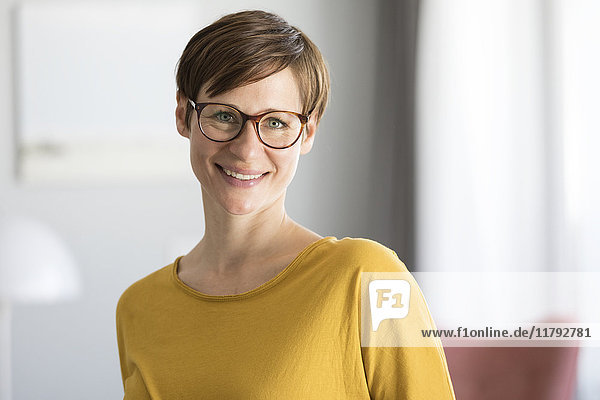 Porträt einer lächelnden Frau mit Brille