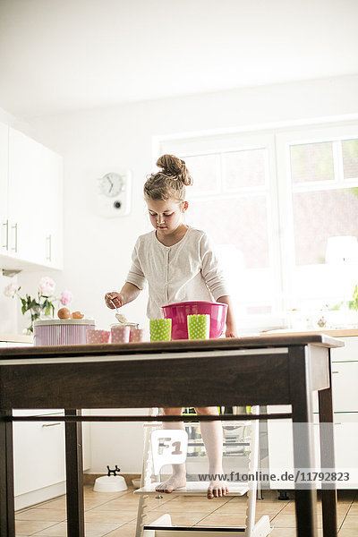 Kleines Mädchen beim Backen in der Küche