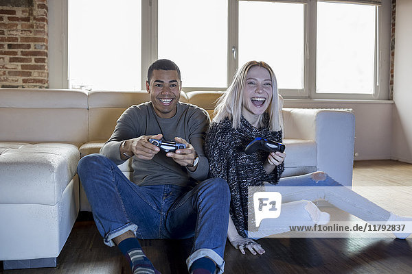 Zwei Freunde beim Computerspiel zu Hause