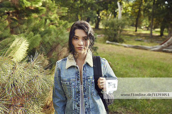 Portrait einer jungen Frau mit Rucksack in der Natur