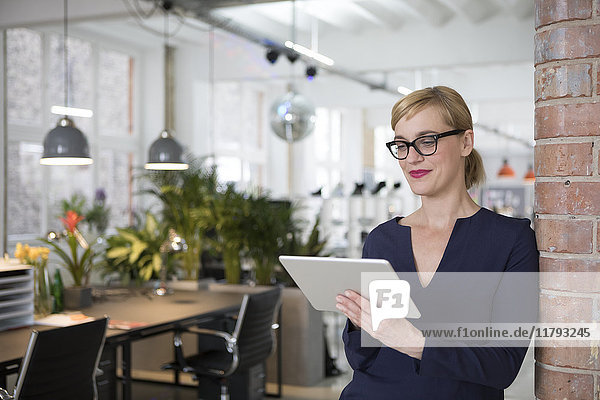 Porträt einer Geschäftsfrau im Büro mit digitalem Tablett