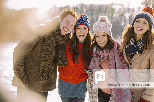 Portrait von glücklichen Freunden im Freien im Winter