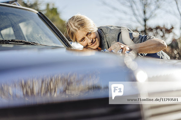 Frau putzt ihr Auto