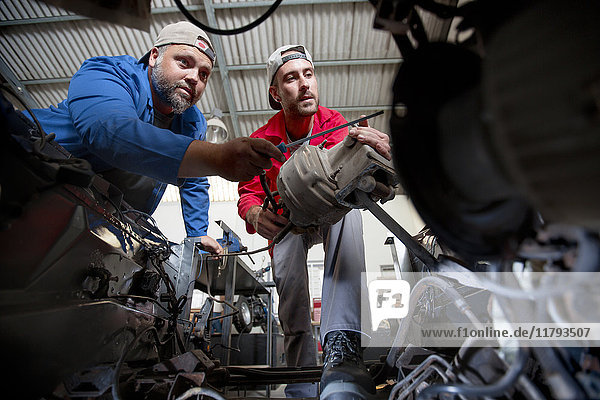 Mechaniker Reparatur Auto in der Werkstatt