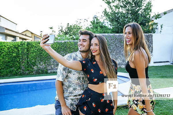 Freunde  die einen Selfie am Pool nehmen
