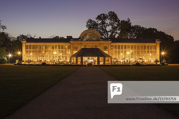 Polen  Warschau  Royal Lazienki Park  Neue Orangerie bei Nacht beleuchtet
