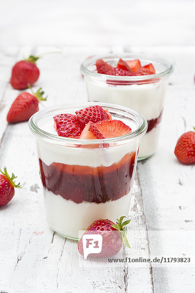 Glas griechischer Joghurt mit Erdbeeren