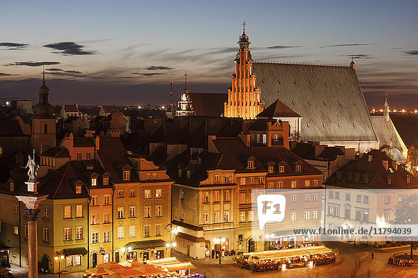 Polen  Warschau  Altstadthäuser in der Abenddämmerung im historischen Stadtzentrum