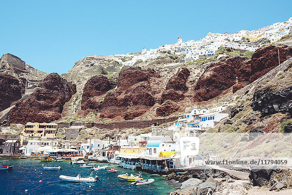 Griechenland  Santorini  Oia  Fischereihafen mit dem weißen Dorf über der Klippe
