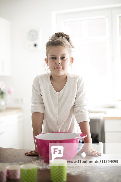 Porträt des kleinen Mädchens beim Backen in der Küche