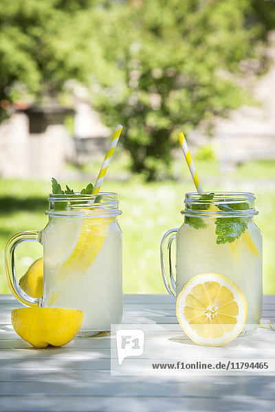 Zwei Gläser gekühlte Limonade mit Zitronenmelisse aromatisiert