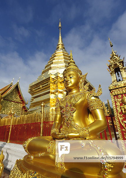 Thailand Chiang Mai Tempel Wat Phra That Doi Suthep verzierte goldene Statue und chedi