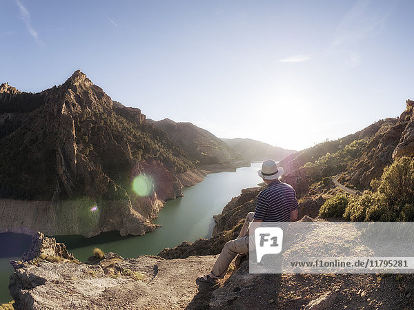 Spanien  Gueejar Sierra  Rückansicht des Wanderers mit Blick auf den Genil River bei Abendsonne