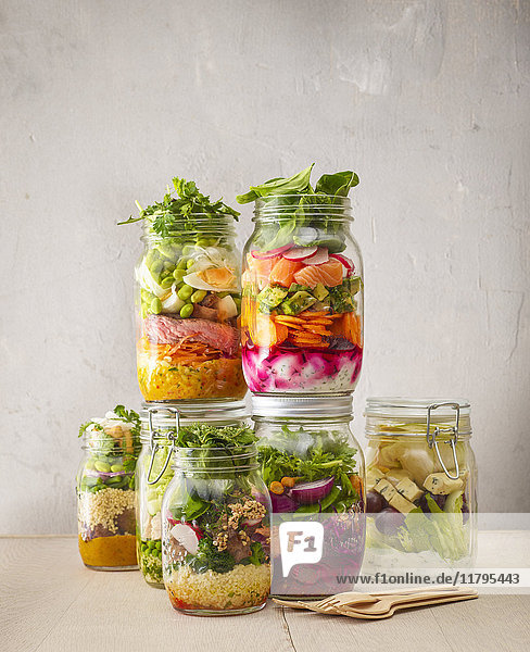 Einmachgläser mit verschiedenen Salaten