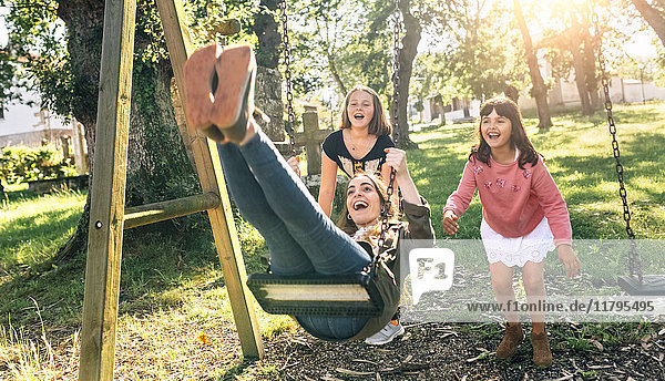 Drei glückliche Mädchen auf einem Spielplatz