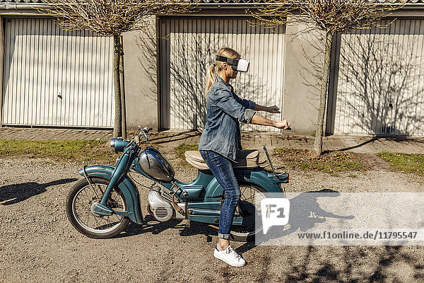 Frau mit Vintage-Motorrad mit VR-Brille