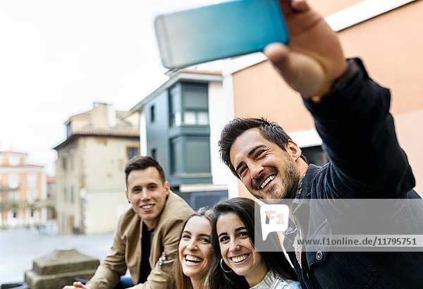 Gruppe von Freunden  die einen Selfie in der Stadt mitnehmen.