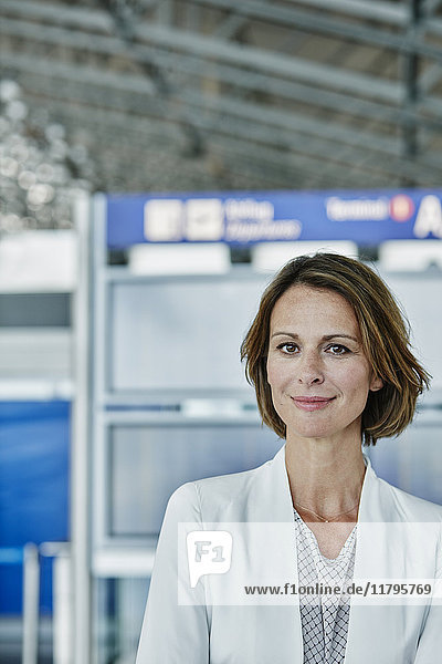Porträt einer selbstbewussten Geschäftsfrau am Flughafen