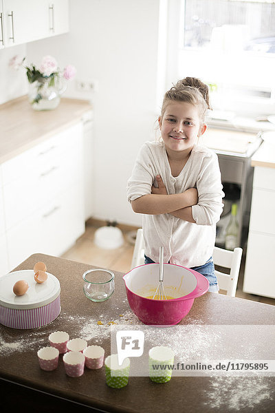 Porträt des lächelnden Mädchens beim Backen in der Küche